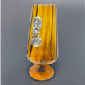 Elegante copa de cristal con acabado ámbar y placa de Don Quijote en plata auténtica, pieza exclusiva para decoración de interiores refinados.