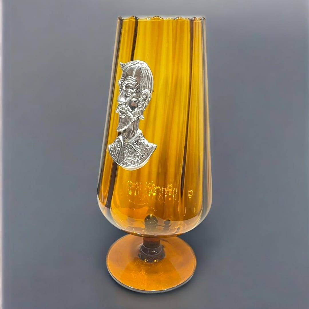 Elegante copa de cristal con acabado ámbar y placa de Don Quijote en plata auténtica, pieza exclusiva para decoración de interiores refinados.