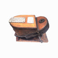 Vista superior del fuelle de oxígeno para casco de buzo antiguo, con placa metálica y superficie de madera, ideal para decoración náutica vintage.