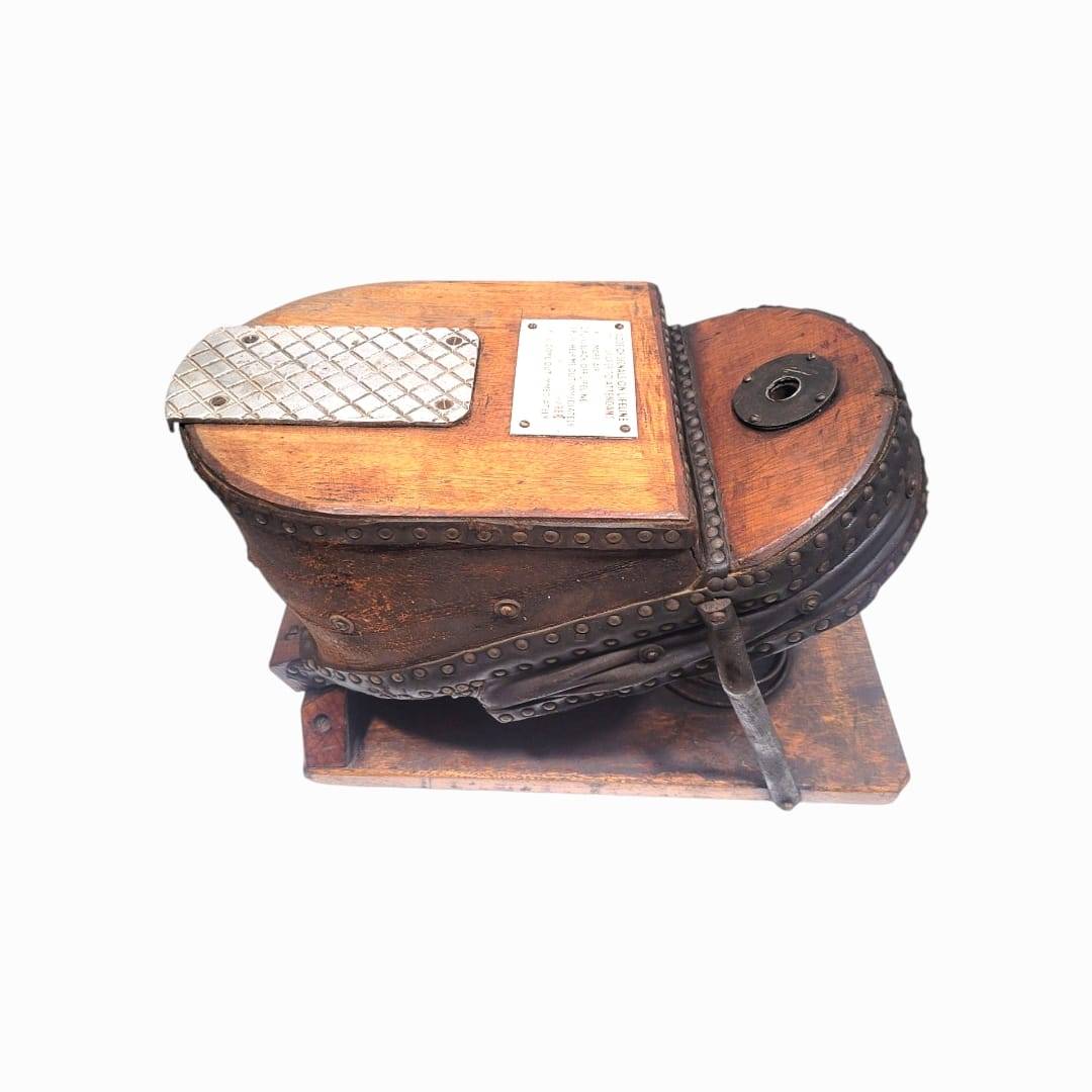 Vista superior del fuelle de oxígeno para casco de buzo antiguo, con placa metálica y superficie de madera, ideal para decoración náutica vintage.