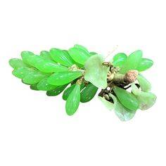 Racimo de uvas de cristal de color verde con acabado brillante, ideal para decoración artística y elegante en el hogar.