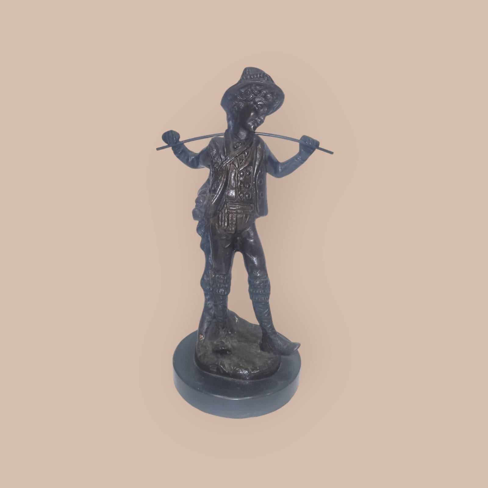 Escultura de bronce muchacho con gorro y palo – Calidad excepcional, figura decorativa de estilo clásico ideal para coleccionistas y amantes del arte.