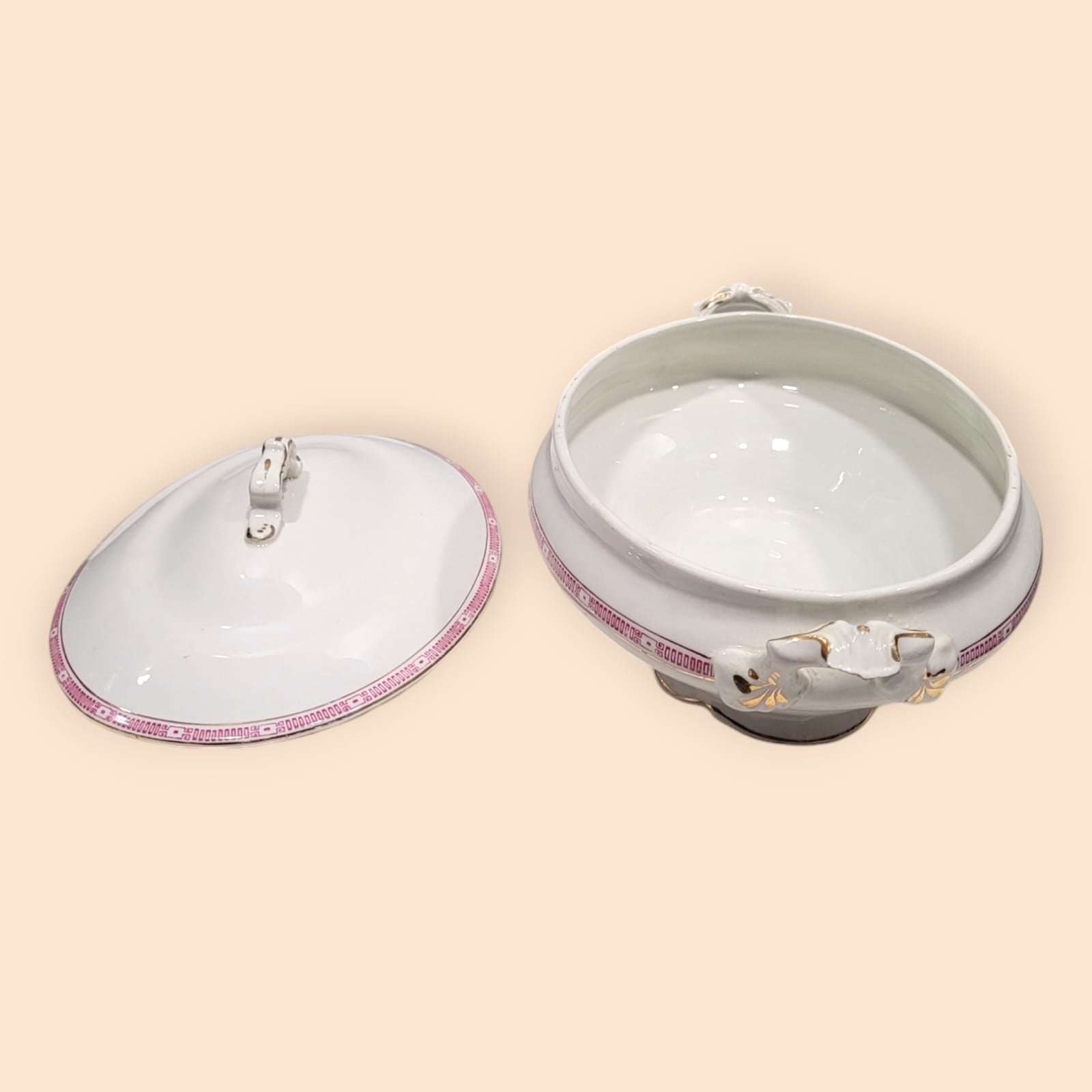 Fuente de porcelana antigua de calidad excepcional para decoración, con tapa decorativa y detalles dorados, ideal para ambientes clásicos.