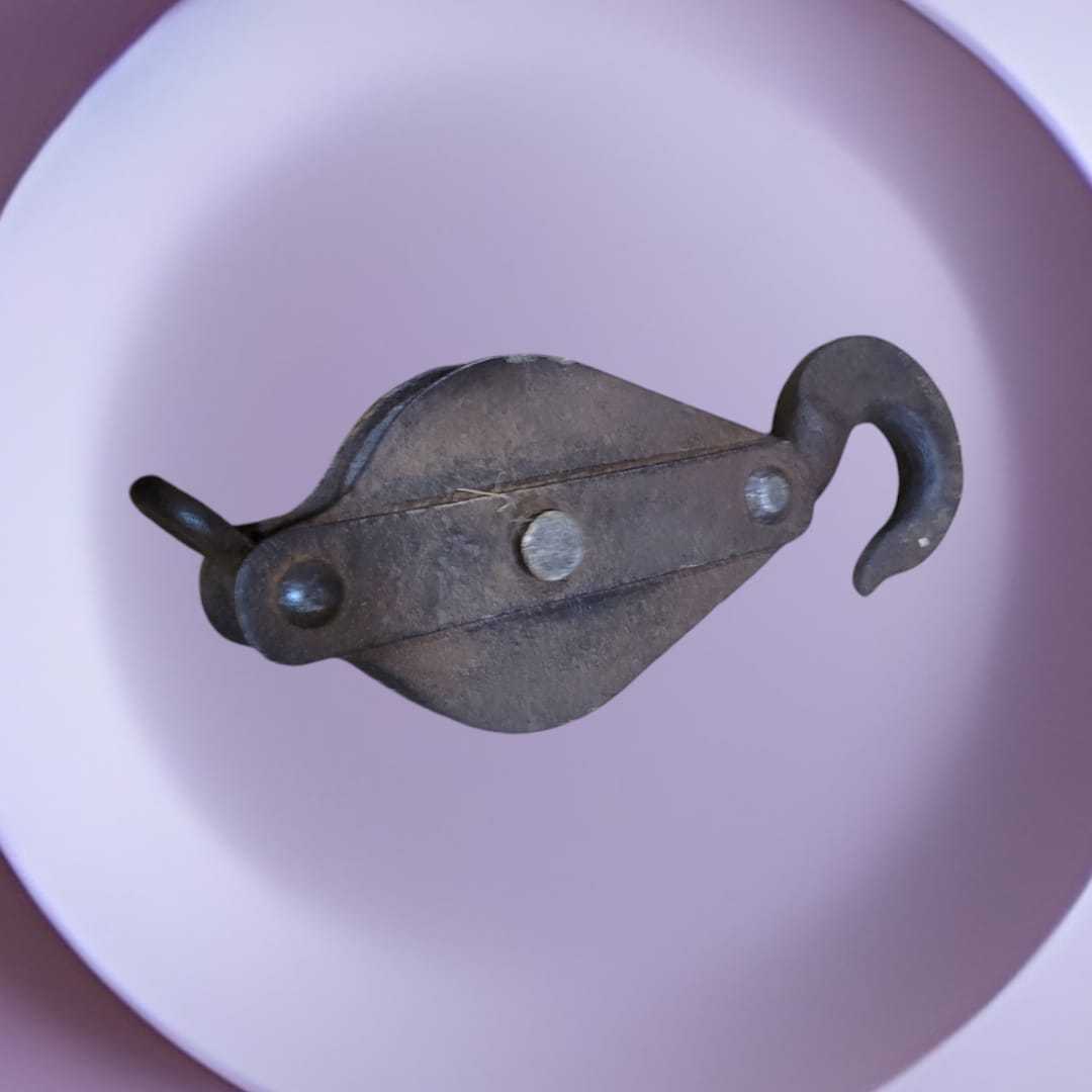 Polea Pasteca de Barco de Hierro antigua con acabado envejecido, auténtica pieza náutica para coleccionistas y decoración temática.