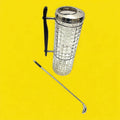 Coctelera de cristal con tapa de plata y cucharilla tipo golf sobre fondo amarillo, diseño clásico para decoración de bar en casa.