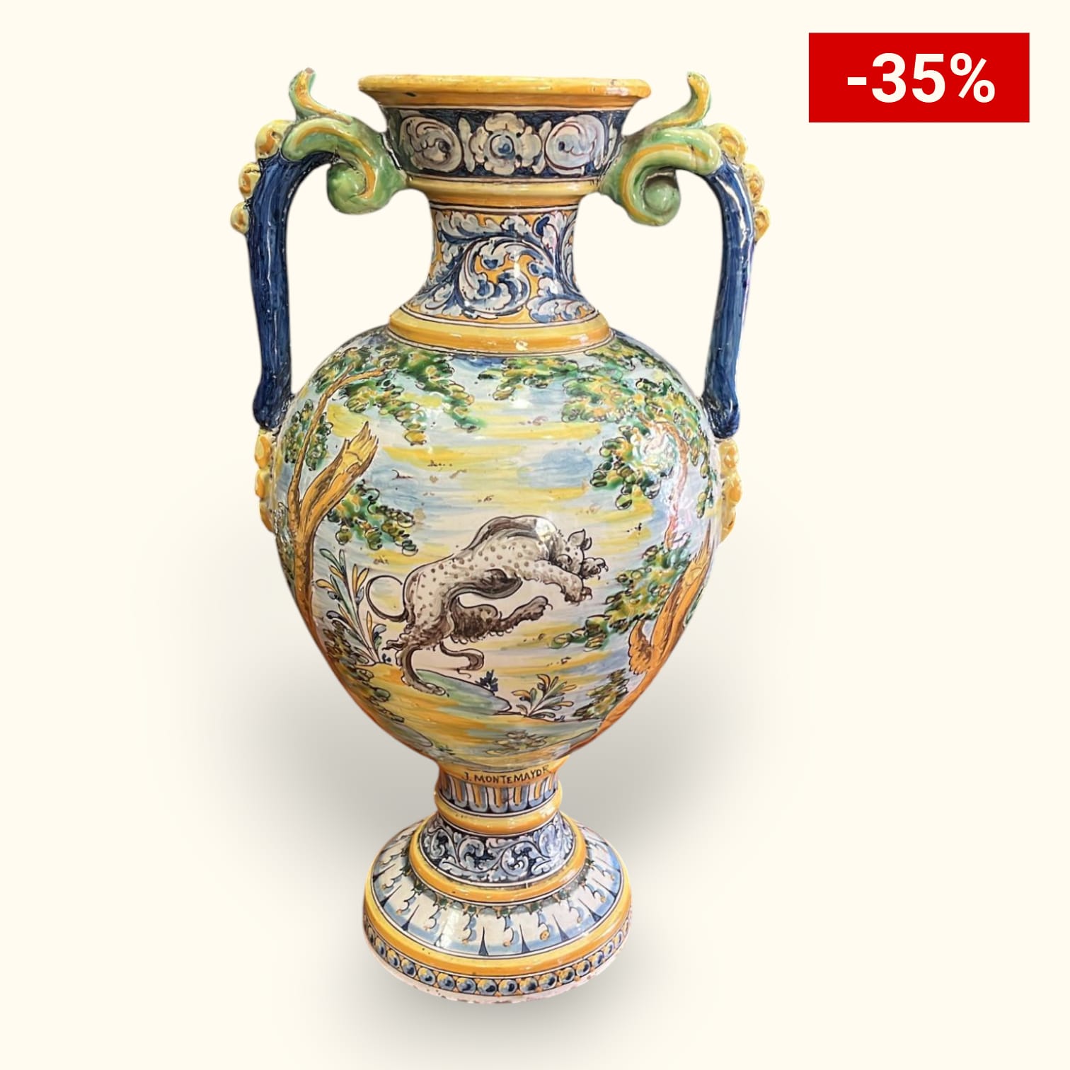 Ánfora de cerámica de Talavera esmaltada con escenas paisajísticas, destacando una bestia en un entorno natural. Pieza artesanal decorativa con 35% de descuento.
