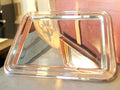 Bandeja decorativa de metal plateado con bordes ornamentales y gran brillo, ideal para regalar o ambientar espacios sofisticados.