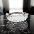 Cenicero de cristal antiguo con diseño estrellado y bordes tallados, perfecto para espacios sofisticados en la categoría de accesorios para fumar.