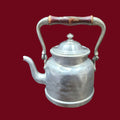 Cafetera de aluminio antigua con asa ergonómica y acabado envejecido. Complemento perfecto para decoración rústica y coleccionistas de antigüedades.