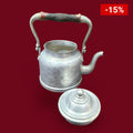 Cafetera de aluminio antigua con tapa removible y asa de madera. Diseño vintage ideal para decoración rústica y coleccionistas de piezas retro.