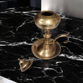 Candil de aceite metálico dorado sin tapa, con diseño curvo y base amplia. Perfecto para decoración de hogar estilo clásico o colonial.