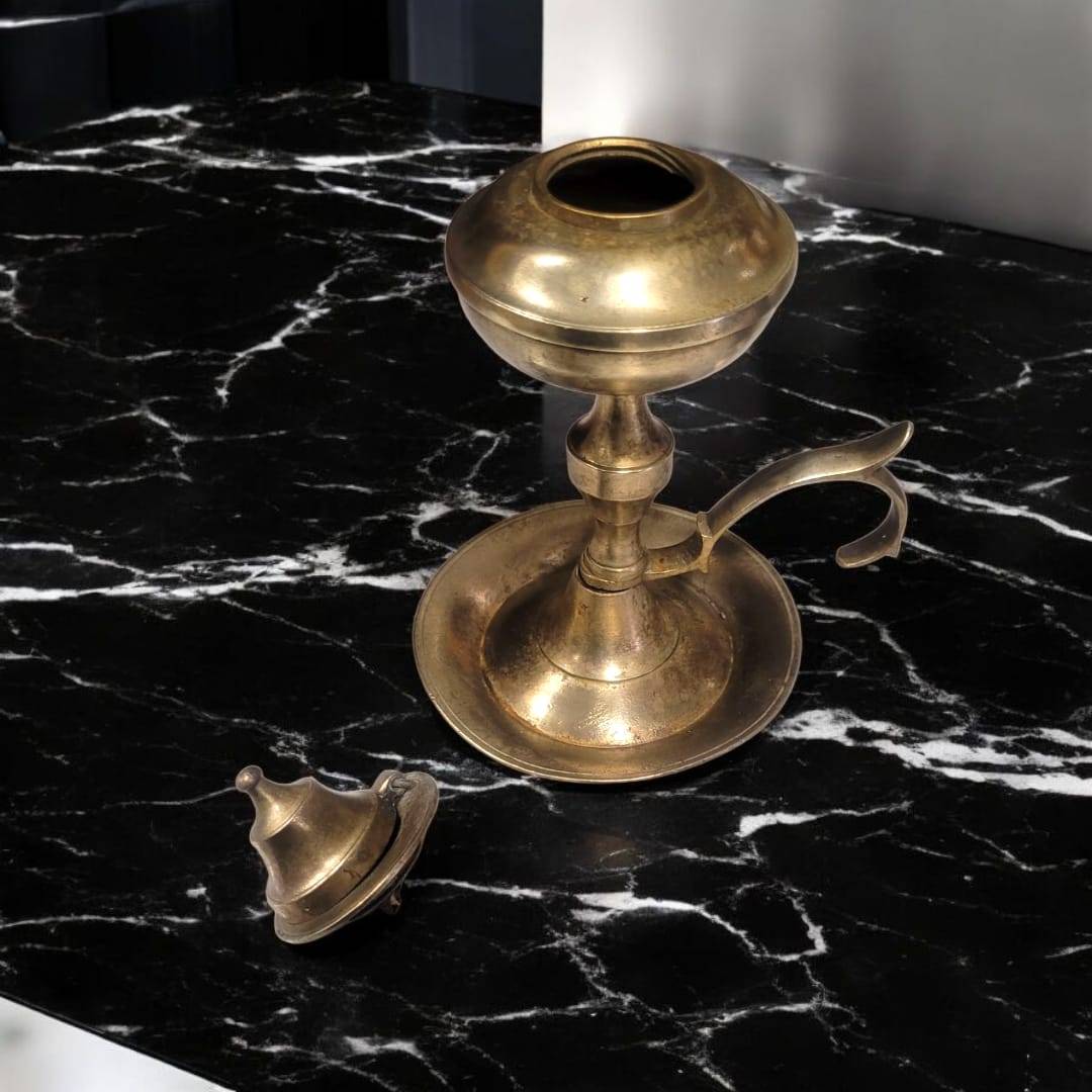 Candil de aceite metálico dorado sin tapa, con diseño curvo y base amplia. Perfecto para decoración de hogar estilo clásico o colonial.