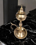 Candil Aceite Dorado - Antiguo en metal con tapa decorativa. Diseño clásico ideal para decoración vintage en interiores elegantes.