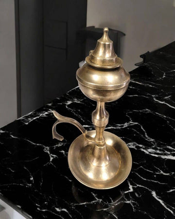 Candil Aceite Dorado - Antiguo en metal con tapa decorativa. Diseño clásico ideal para decoración vintage en interiores elegantes.