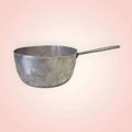 Cazo antiguo de aluminio con acabado rústico y mango largo, pieza artesanal única ideal para decoración vintage en cocina o jardín.