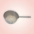 Cazo antiguo de aluminio con mango largo, diseño artesanal y acabado rústico. Ideal para decoración vintage en cocinas o espacios tradicionales.