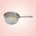 Cazo antiguo de aluminio – pieza artesanal única y funcional con acabado rústico, ideal para decoración vintage en cocinas o jardines.