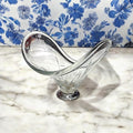 Centro de mesa de cristal tallado con diseño clásico y versátil, forma curva y base sólida, ideal para decoración elegante.