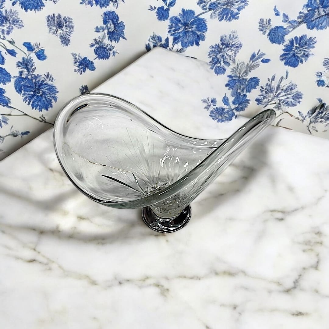 Centro de mesa de cristal tallado con detalles intrincados, diseño curvo y base estable, perfecto para realzar espacios decorativos.