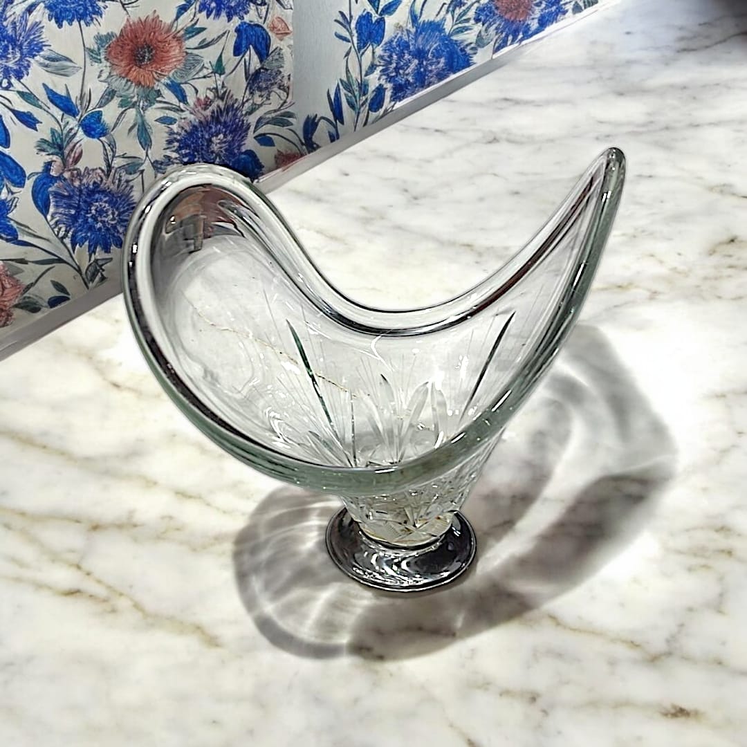 Centro de mesa de cristal tallado con diseño sofisticado y versátil, ideal para complementar la decoración de interiores con estilo.