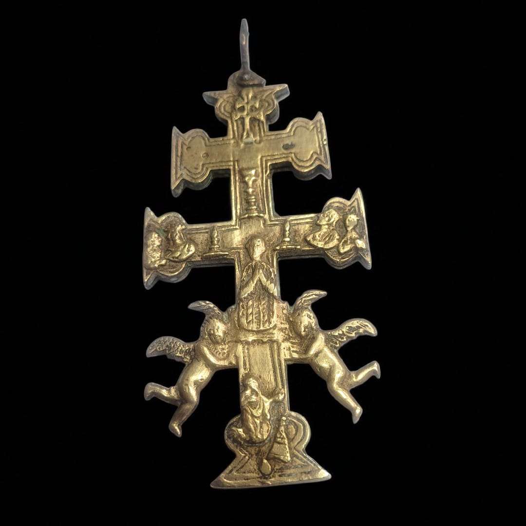 Cruz de Caravaca en espacio decorativo con luz natural