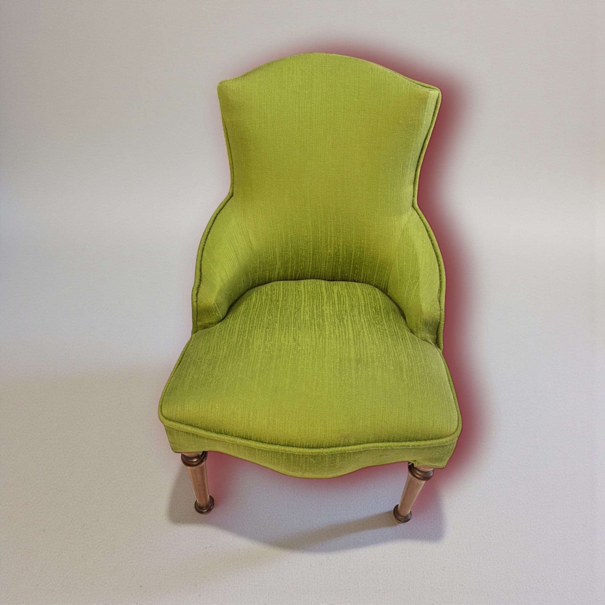 Descalzadora clásica individual tapizada en verde con patas de caoba torneadas. Ideal para decoración de interiores estilo tradicional.