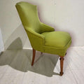 Perfil de descalzadora tapizada verde con estructura de madera de caoba. Mueble decorativo funcional para hogar elegante.