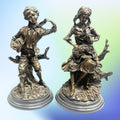 Figura decorativa de resina estilo antiguo de joven con sombrero, ideal para añadir tradición y modernidad en tu decoración del hogar.