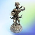 Figura decorativa de resina con acabado antiguo que representa a un joven con sombrero, ideal para añadir tradición y modernidad a tu decoración.