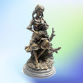 Figura decorativa de resina con acabado antiguo, muestra a una niña sentada con una oveja en brazos. Ideal para decoración clásica y encantadora.