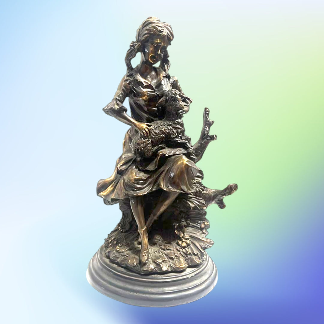 Figura decorativa de resina con acabado antiguo, muestra a una niña sentada con una oveja en brazos. Ideal para decoración clásica y encantadora.