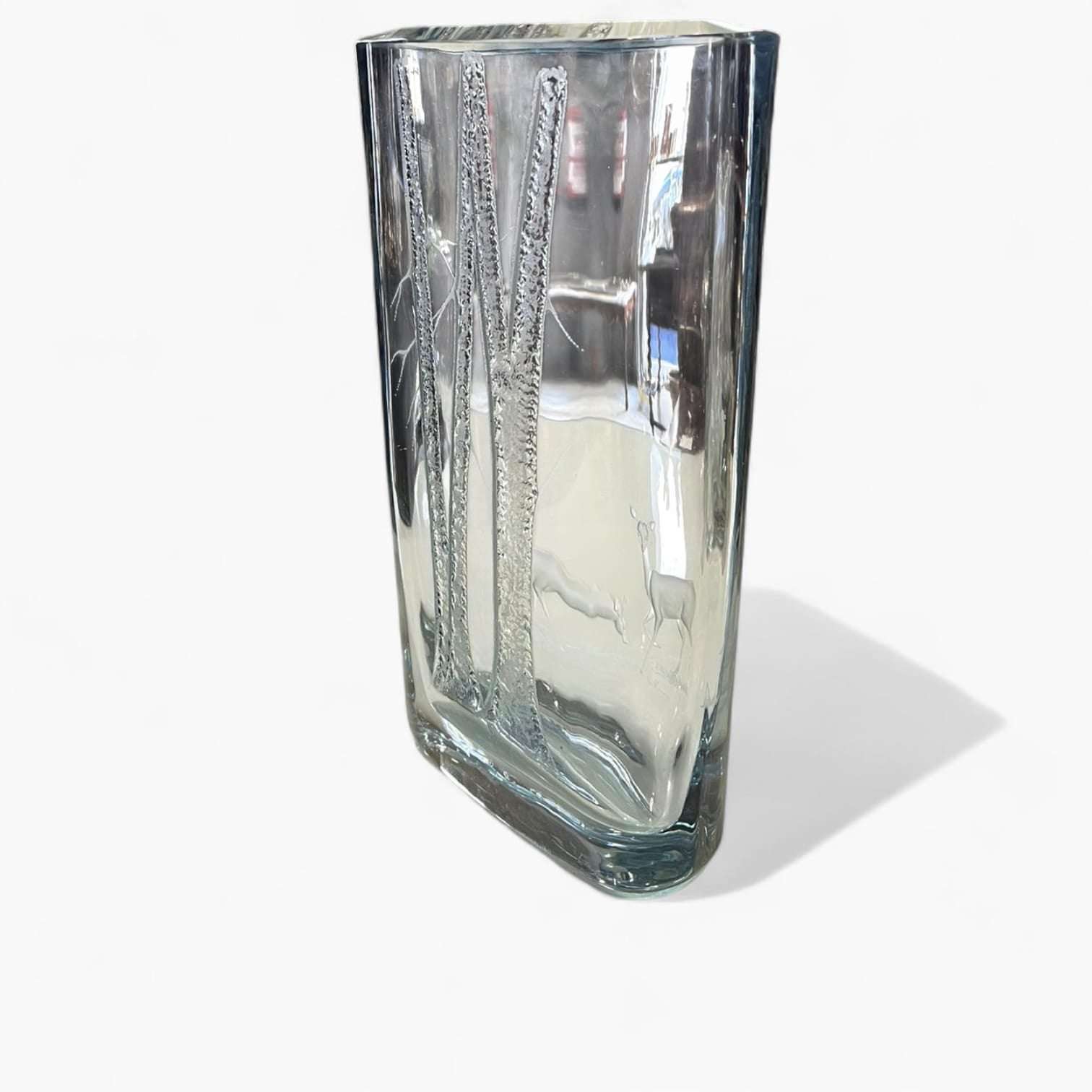 Perspectiva del cristal grueso con decoración artística escandinava.
