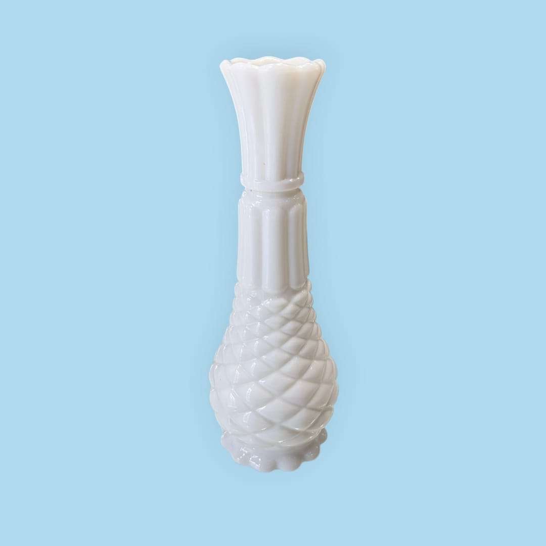 Florero de opalina blanca con diseño clásico y relieves.