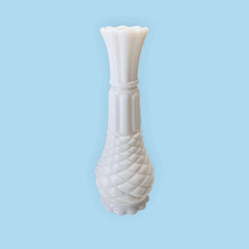 Florero de opalina blanca con diseño clásico y relieves.