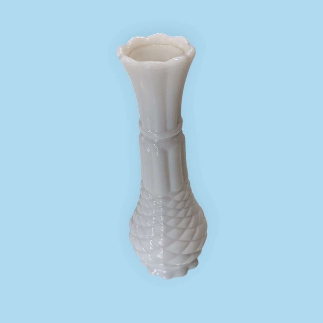 Florero de opalina blanca con diseño clásico y relieves.