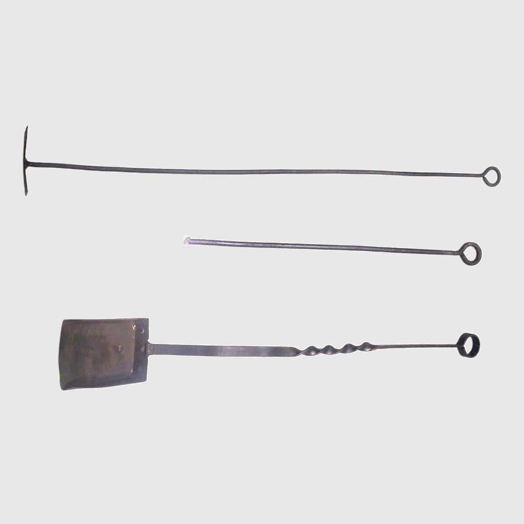 Las herramientas para chimenea de hierro forjado no son sólo funcionales, sino también piezas decorativas que elevan la presencia del hogar.
