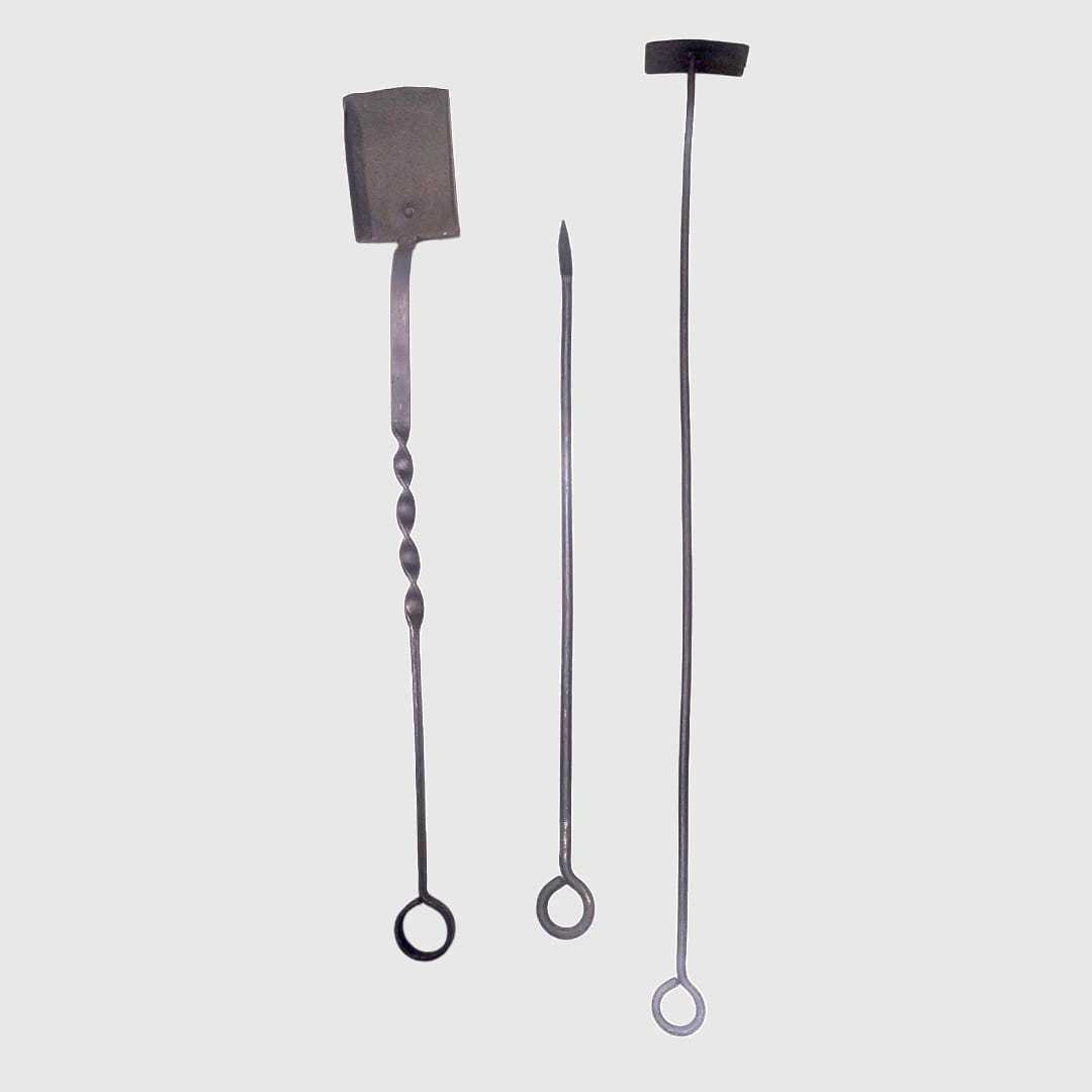 Este exclusivo set de herramientas para chimenea de hierro forjado reúne tradición, resistencia y una estética rústica única.