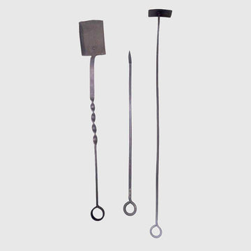 Este exclusivo set de herramientas para chimenea de hierro forjado reúne tradición, resistencia y una estética rústica única.