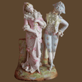 Escultura de porcelana francesa con una pareja vestida de carnaval veneciano. Diseño refinado y artesanal ideal para decoración sofisticada.