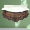 Consola de mármol suspendida con cajón abierto, tallada en madera caoba con tapa blanca. Ideal para decoración elegante en interiores.