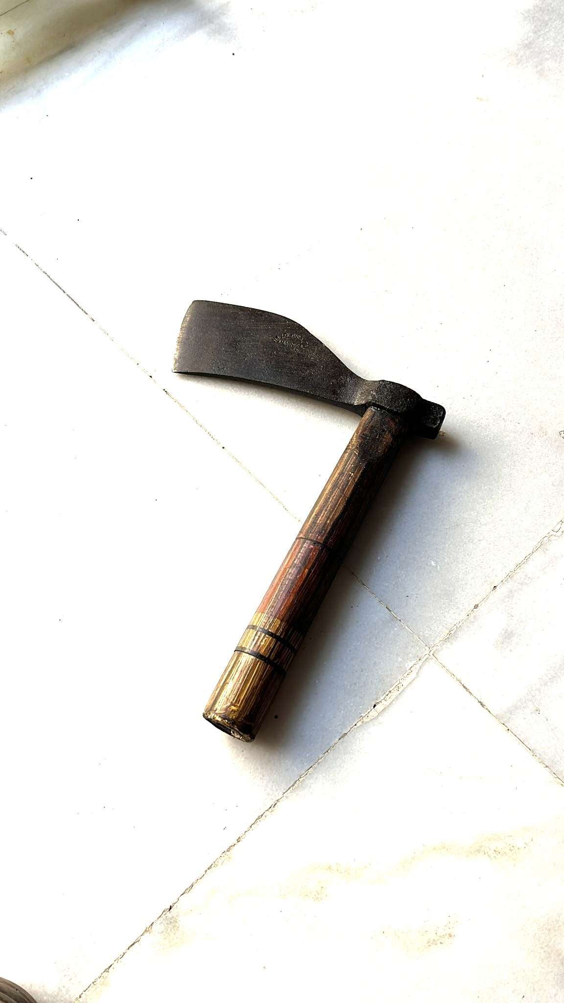 Hacha antigua catalana con hoja curva y mango robusto, perfecta para colección o uso en labores agrícolas tradicionales.