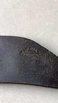 Detalle del sello grabado en la hoja de acero forjado de la Hacha Manresa, destacando su autenticidad y origen artesanal.