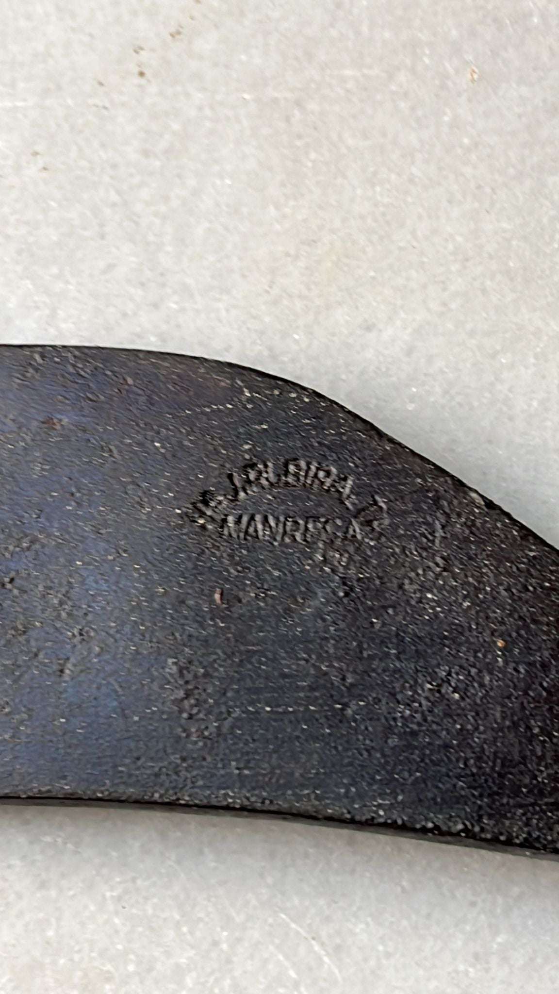 Detalle del sello grabado en la hoja de acero forjado de la Hacha Manresa, destacando su autenticidad y origen artesanal.