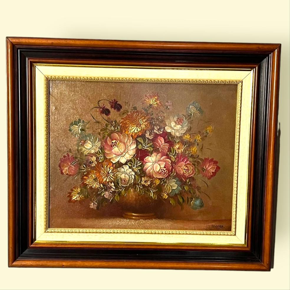 Pintura al óleo de Juan Lara con flores detalladas en un marco clásico de madera. Arte exclusivo para embellecer espacios con estilo y elegancia.
