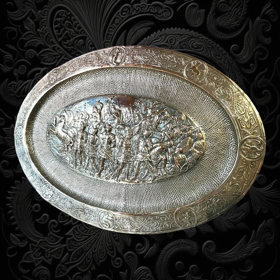 Bandeja Greca Renacentista ovalada en cobre plateado con relieve de batalla. Diseño decorativo elegante para el hogar con detalles grabados.