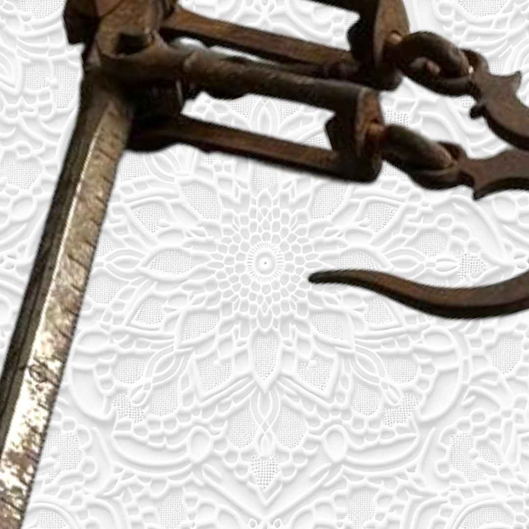 Detalle de gancho y barra metálica de romana antigua hasta 100 kilos, muestra su excelente calidad y acabado envejecido.