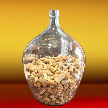 DamaJuana Antigua Cristal - DamaJuana decorativa artesanal llena de corchos, ideal para decoración rústica en hogar o espacios vinícolas.