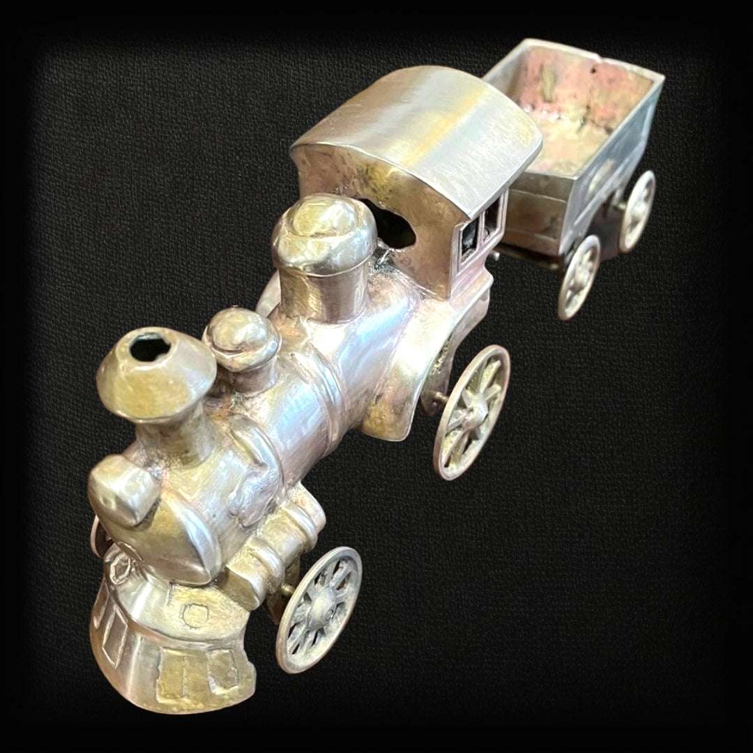 Tren decorativo de bronce con vagoneta, diseño detallado y duradero, perfecto para coleccionistas o decoración temática vintage.