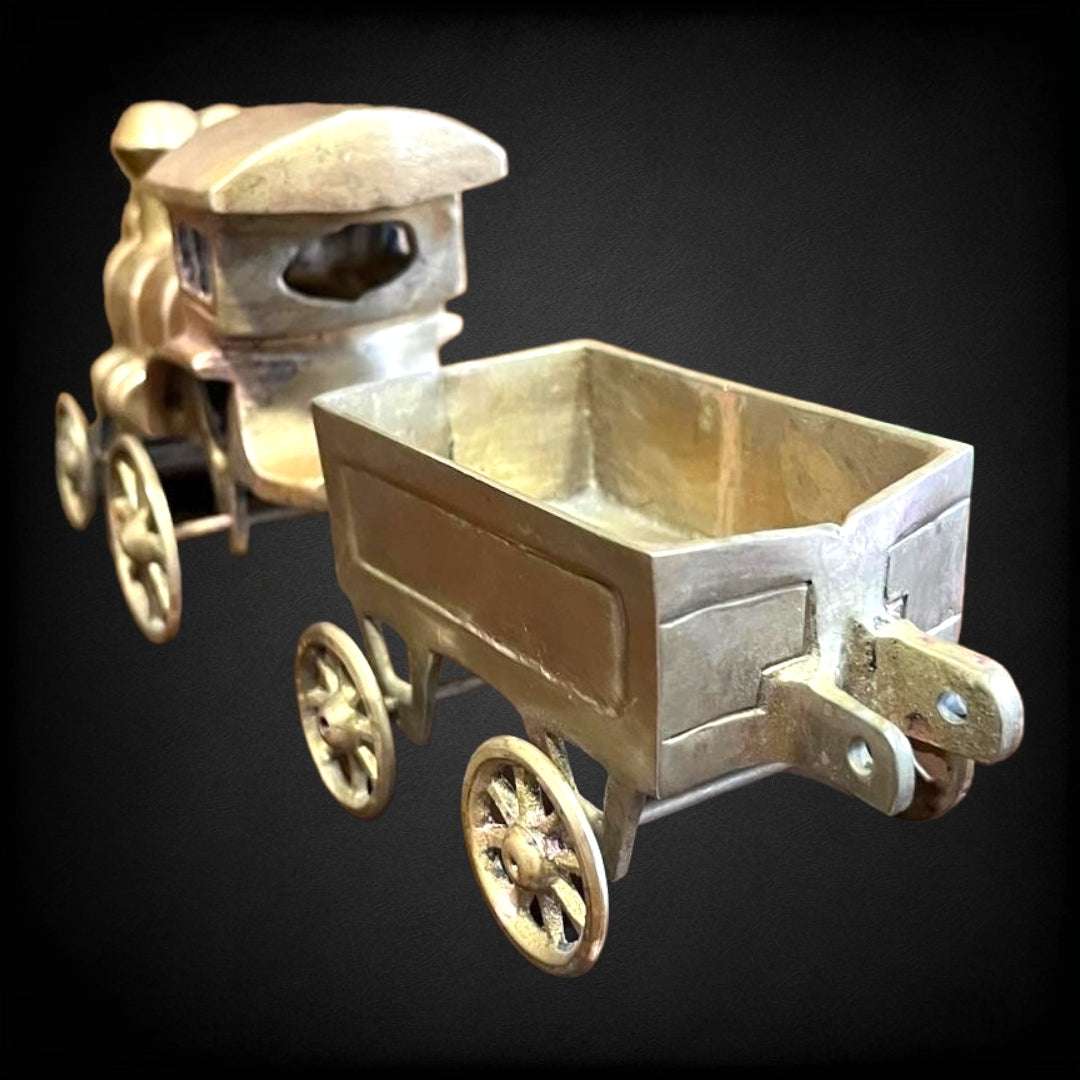 Vista trasera del tren con vagoneta en bronce de fundición, pieza decorativa de alta calidad para interiores con estilo clásico o retro.