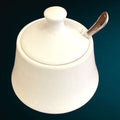 Azucarero en porcelana blanca de calidad excelente y elegante diseño con tapa y cuchara metálica, ideal para decoración de cocina vintage.